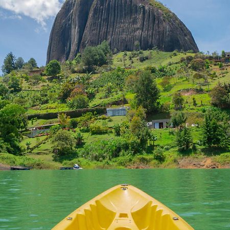 Descanso Bajo La Piedra Del Penol Guatapé Exterior foto