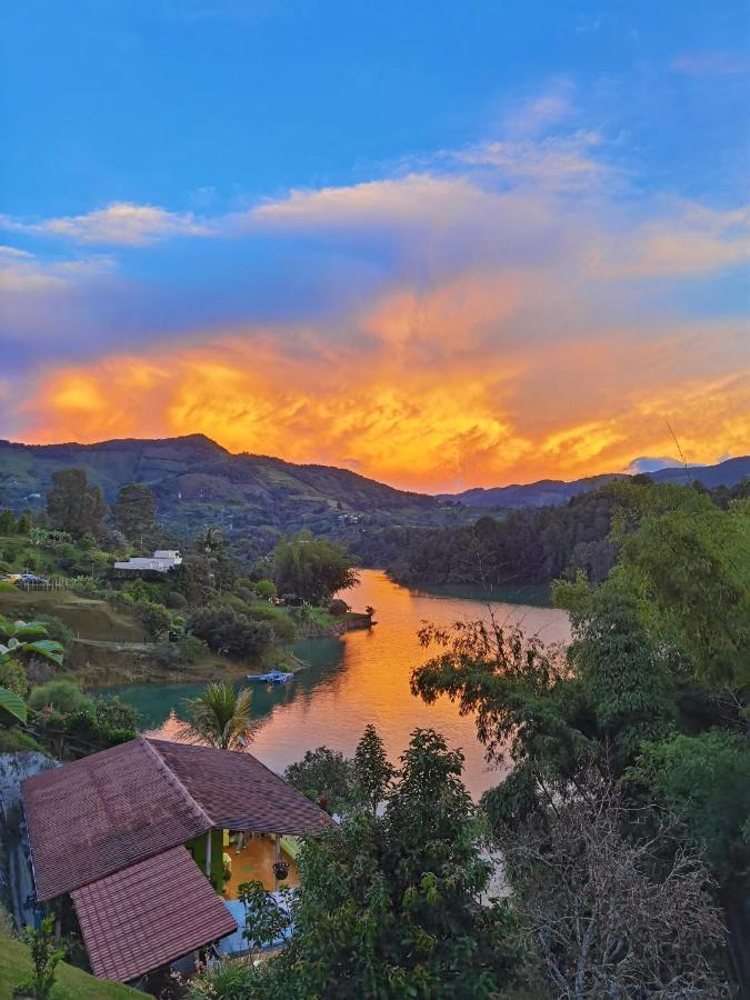 Descanso Bajo La Piedra Del Penol Guatapé Exterior foto