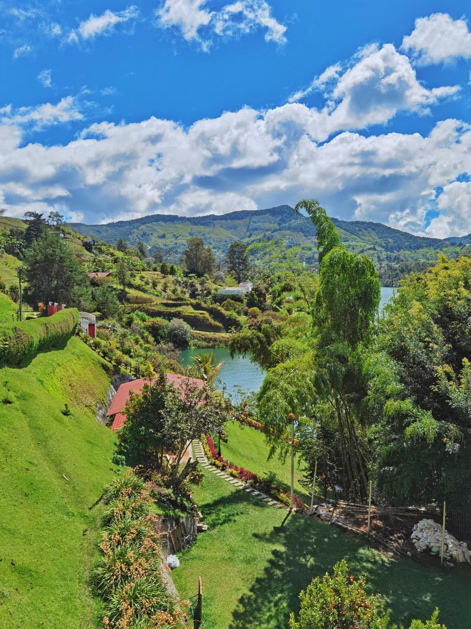 Descanso Bajo La Piedra Del Penol Guatapé Exterior foto