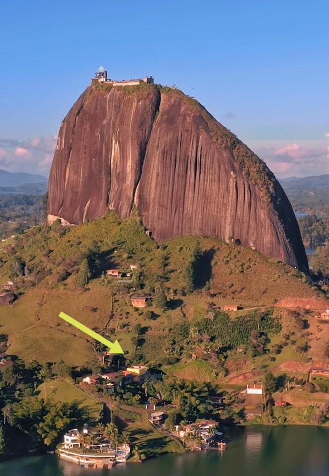 Descanso Bajo La Piedra Del Penol Guatapé Exterior foto