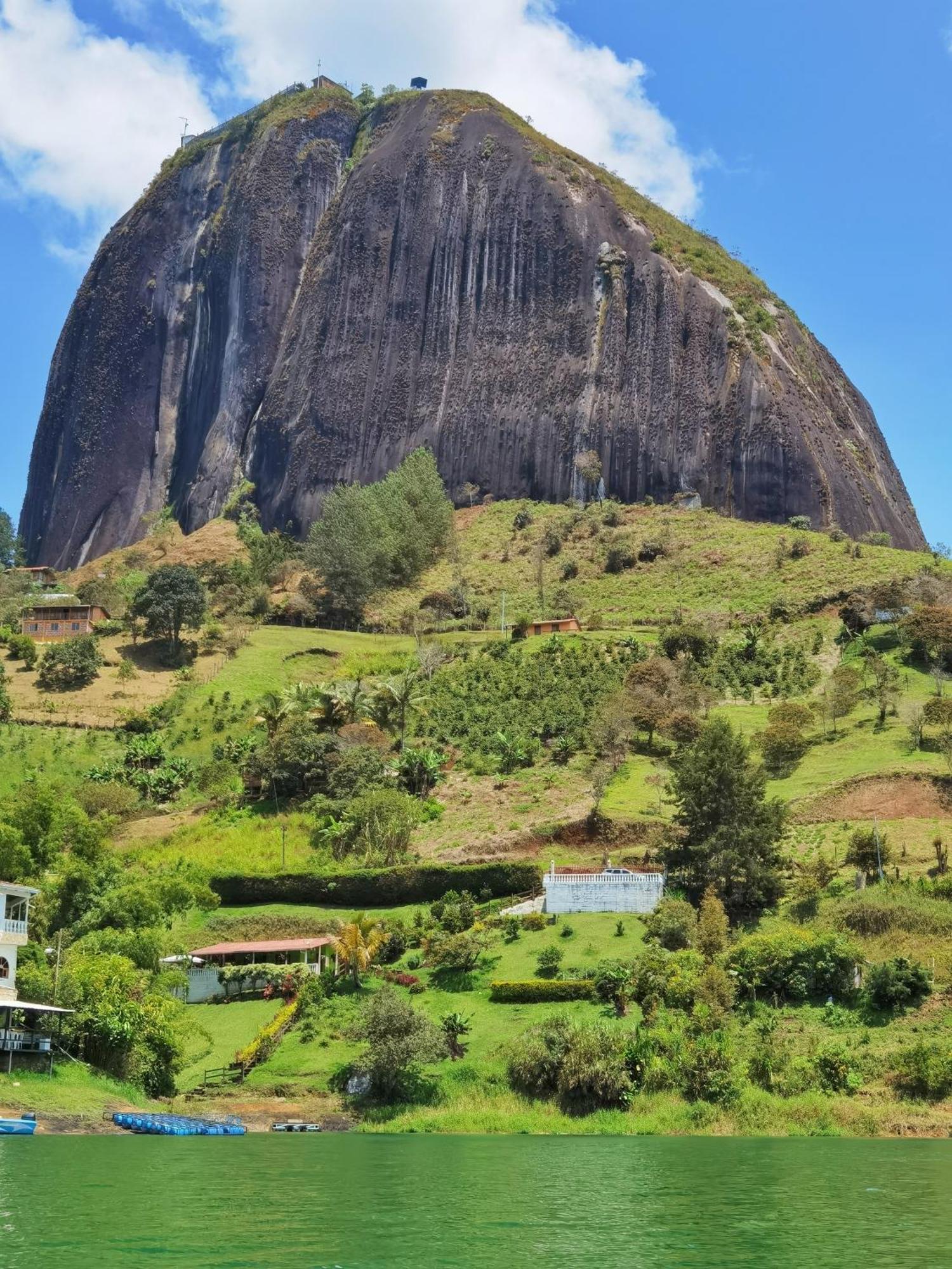 Descanso Bajo La Piedra Del Penol Guatapé Exterior foto