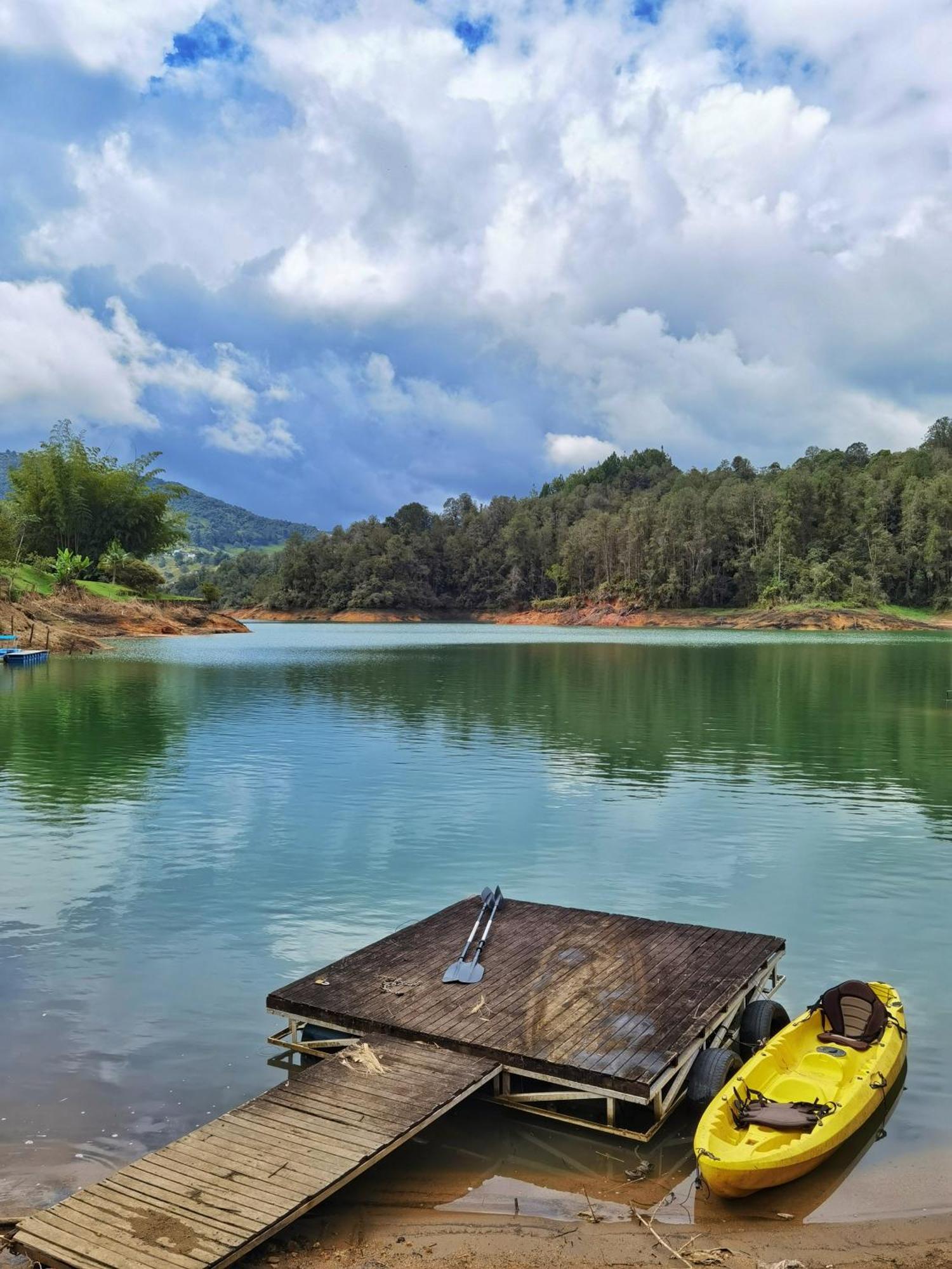 Descanso Bajo La Piedra Del Penol Guatapé Exterior foto