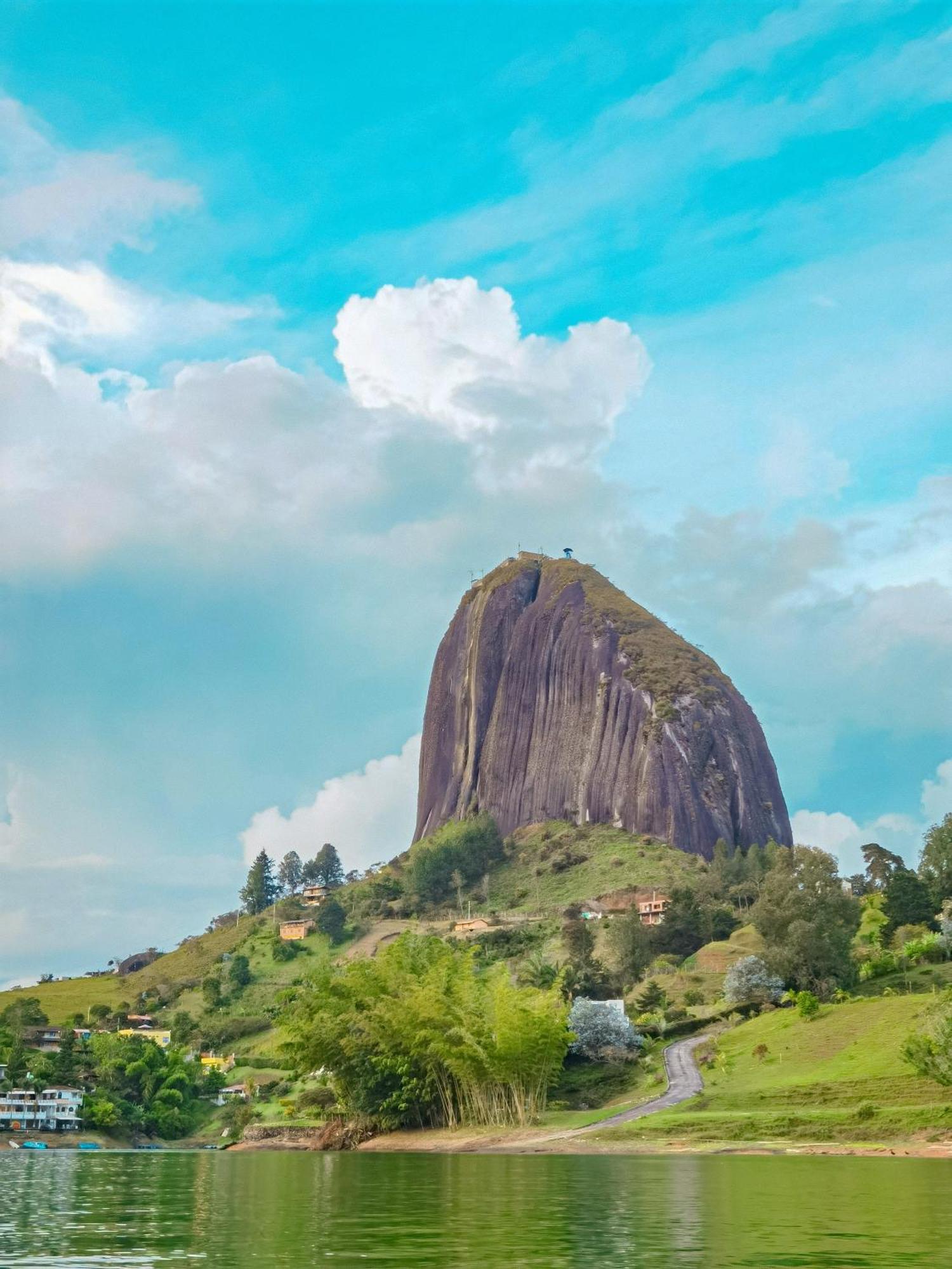 Descanso Bajo La Piedra Del Penol Guatapé Exterior foto