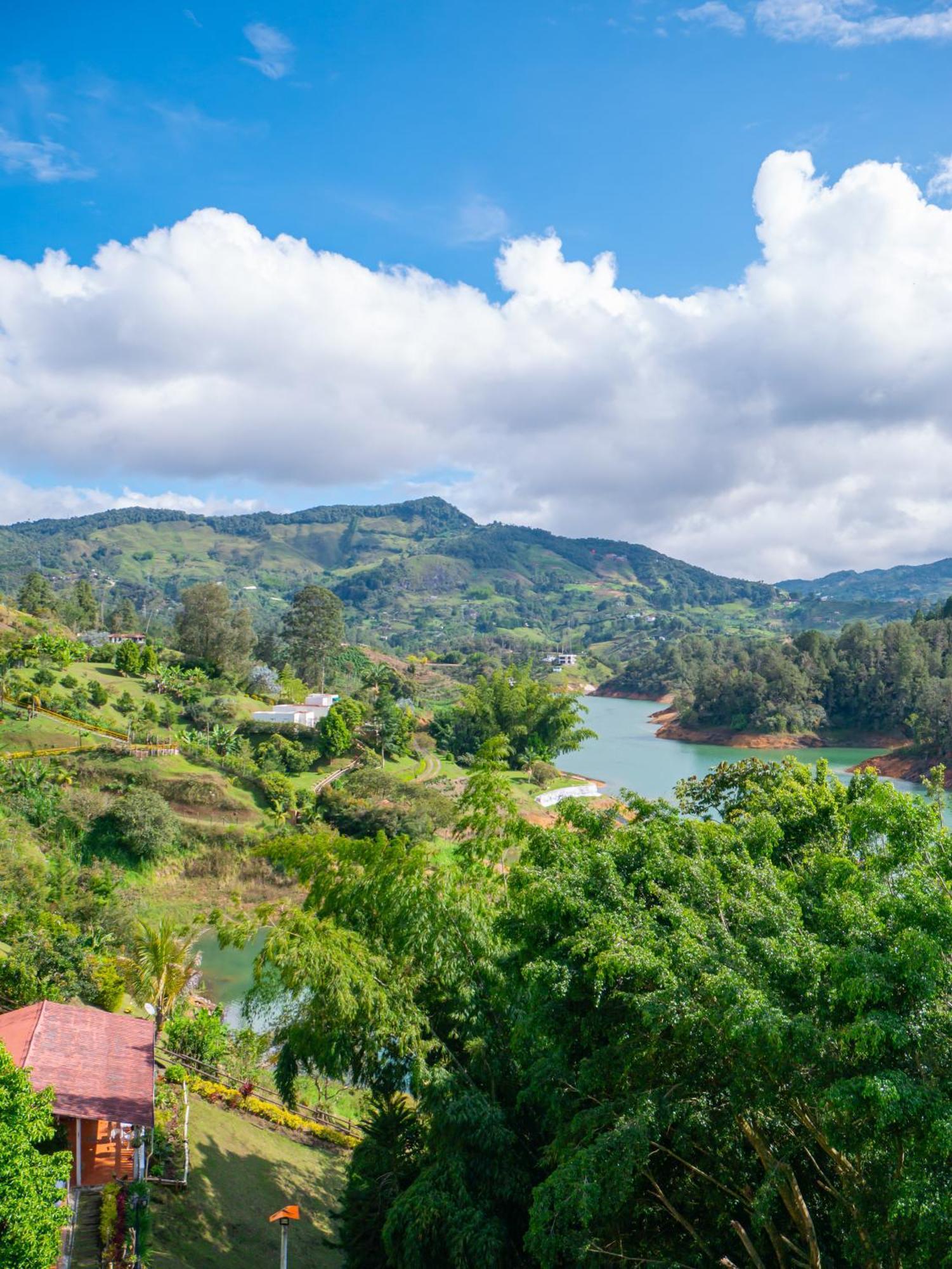 Descanso Bajo La Piedra Del Penol Guatapé Exterior foto