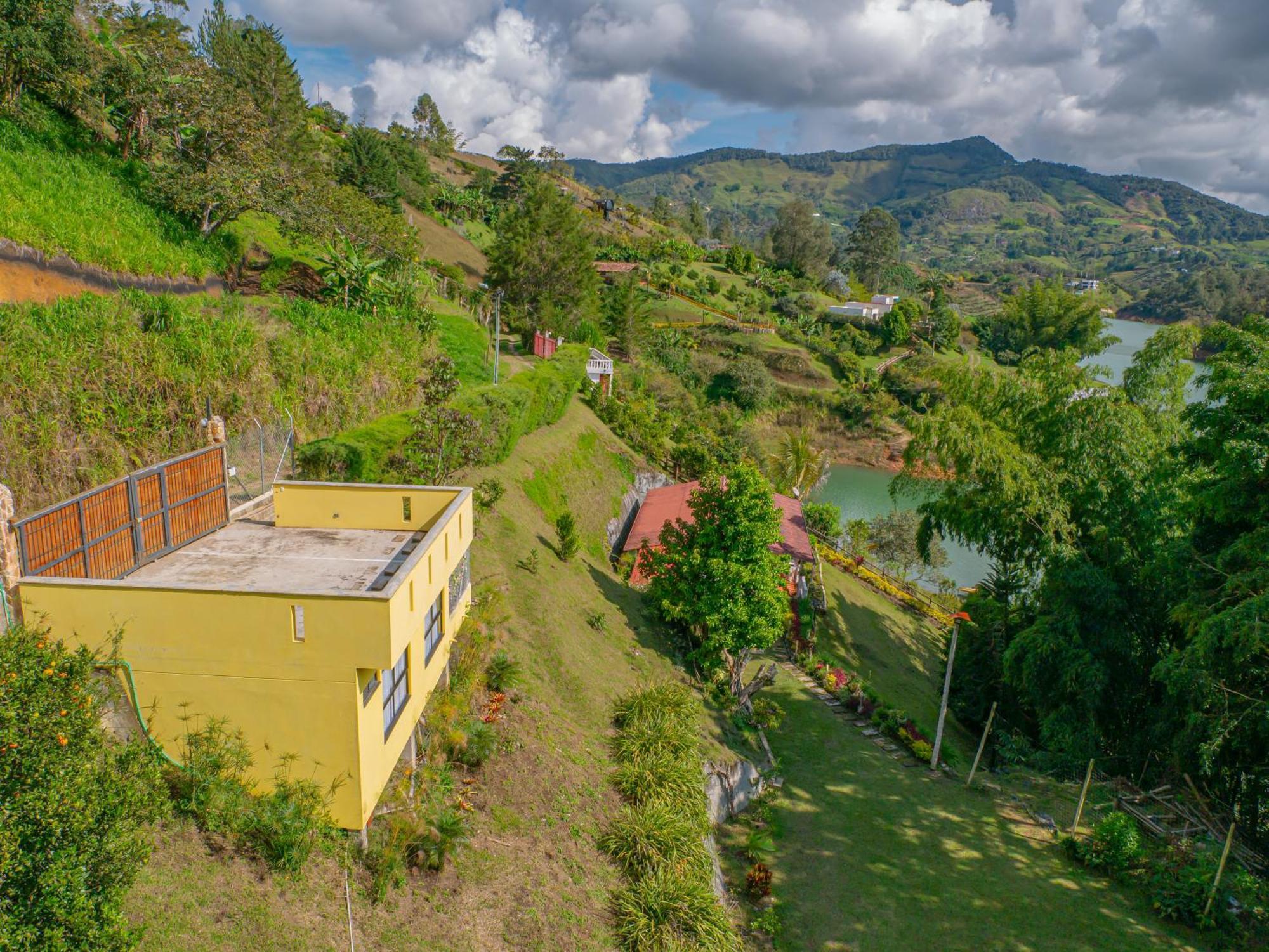 Descanso Bajo La Piedra Del Penol Guatapé Exterior foto